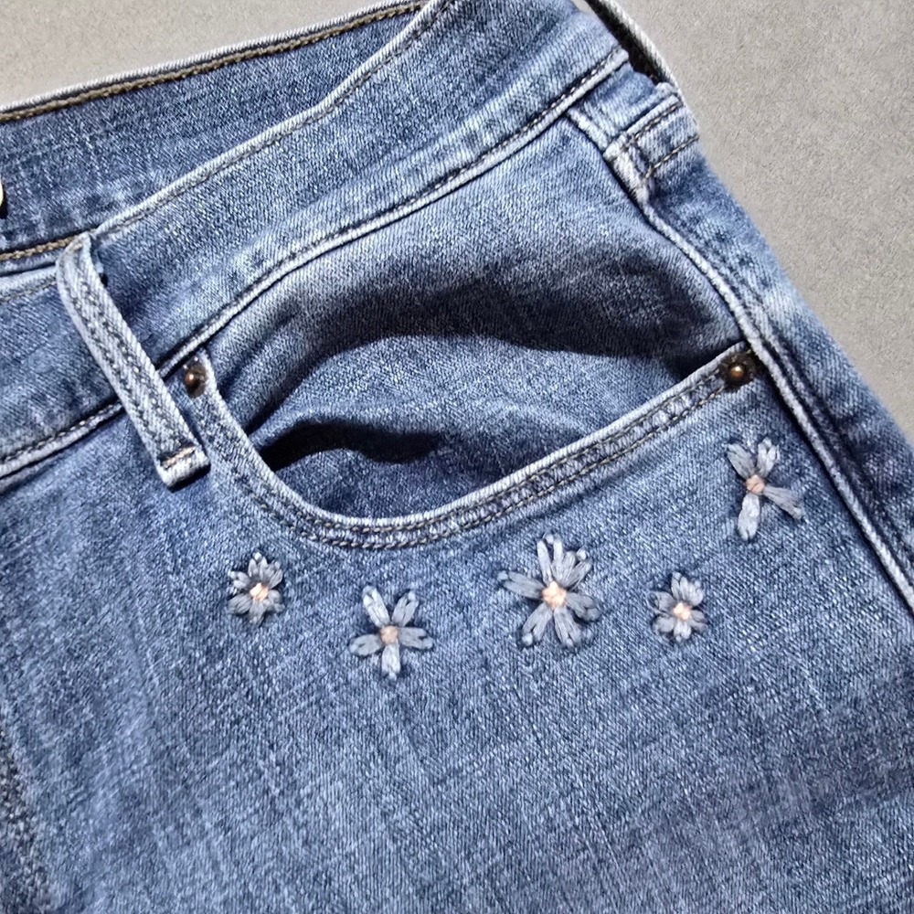 Levi's 505‎ Straight Jeans Womens 30 Blue Floral Embroidered Medium Wash Denim - Picture 6 of 11